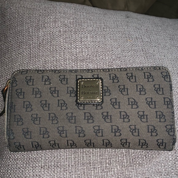 ❌❌SOLD❌❌ Dooney & Bourke wallet - Picture 1 of 8